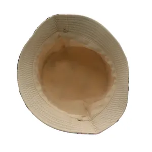 Vista dettagliata dell'interno del cappello in cotone con cuciture e fodera beige