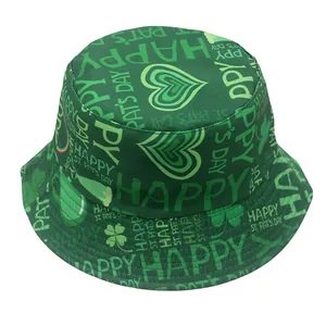 Detailansicht des St. Patrick's Day Anglerhuts mit Kleeblatt-Druck und festlichem Text