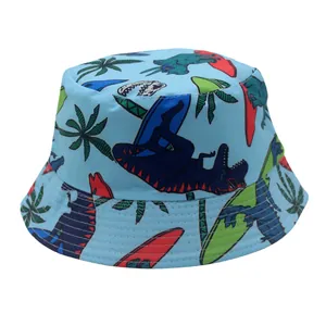 Cappello a secchiello celeste per bambini con dinosauri surfisti e stampe tropicali