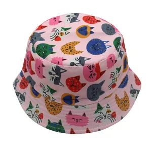 Détail d'un chapeau bob rose pour enfants avec motifs colorés de chats de dessin animé