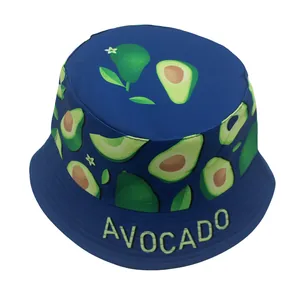 Détail d'un chapeau bob bleu avec imprimés avocat et texte Avocado jaune pour enfants