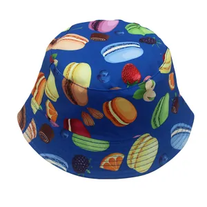 Detalle de los patrones de macarrón y frutas en el sombrero de sol azul marino infantil