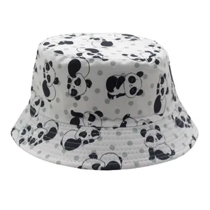 Dettaglio del cappello a secchiello bianco con stampe di panda e cuciture rifinite