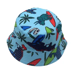 Dettaglio di un cappello da sole azzurro per bambini con motivi di dinosauri e surf colorati