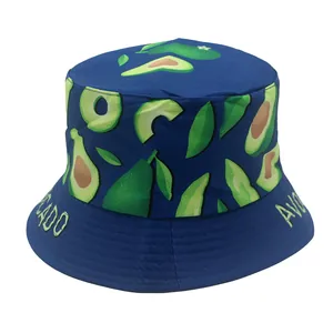 Détail d'un chapeau bob bleu foncé avec imprimés d'avocats verts et broderies fines
