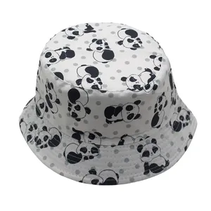 Dettaglio di stampa panda e pois grigi su cappello alla pescatora in cotone bianco