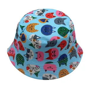 Gros plan détaillé sur un chapeau bob enfant bleu clair aux motifs de chats colorés