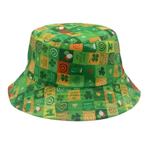 Detail eines St. Patrick's Day Anglerhuts mit Kleeblattmuster und sauberer Hutkrempe