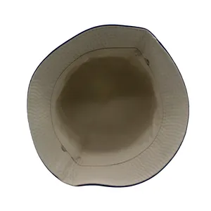 Détail du chapeau bob enfant avec coutures renforcées et intérieur en tissu beige