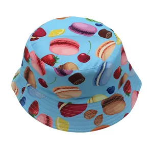 Primer plano de sombrero de sol azul cielo con estampados de macarons y frutas