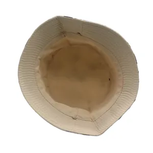 Vista dettagliata dell'interno di un cappello da pescatore beige per bambini con cuciture