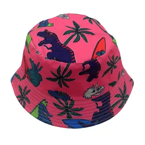 Dettaglio del cappello da pescatore rosa per bambini con dinosauri e palme stampati