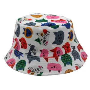 Chapeau bob réversible pour enfants avec imprimé chat de dessin animé coloré sur fond blanc