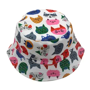 Gros plan du chapeau bob blanc avec imprimés chats colorés et bords surpiqués soignés