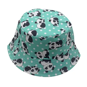 Dettaglio cappello a secchiello verde chiaro con pois bianchi e panda per bambini