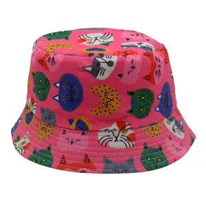 Détail d'un chapeau bob pour enfants avec motif de chat coloré et coutures renforcées