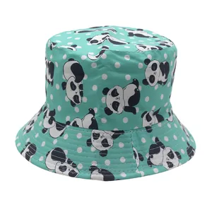 Dettaglio cappello a secchiello verde menta con stampa panda, pois e cuciture pulite