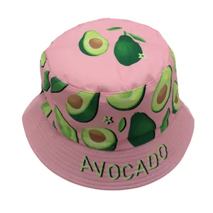 Vue détaillée du chapeau bob rose pour enfants avec imprimé avocat et texte avocado