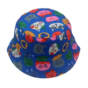 Détail d'un chapeau bob pour enfants bleu foncé avec imprimé chat de dessin animé