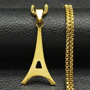 Vista macro del collar con colgante de Torre Eiffel dorada con patrones y cadena de caja