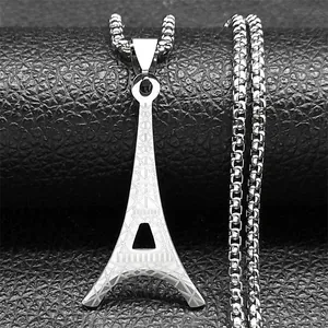 Detalle del colgante Torre Eiffel de acero sobre cadena de caja en textura de cuero
