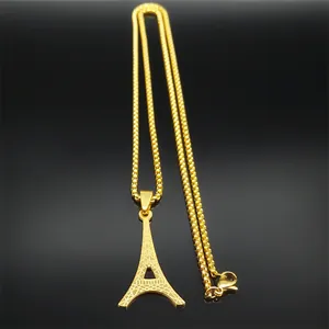 Primer plano detallado del colgante Torre Eiffel dorado con collar de cadena veneciana