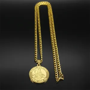 Nahaufnahme der goldenen Saint-Martha-Halskette mit massiver Gliederkette auf schwarzem Glas