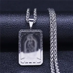 Dettaglio del pendente rettangolare argento con bordi a cuore e figura religiosa su catena a fune