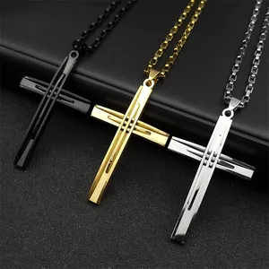 Collar con colgante de cruz de tres capas en plata, oro y negro con cadena de caja