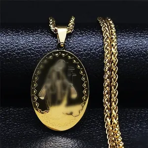 Dettaglio della medaglia vintage della Vergine Maria dorata con catena a spiga su pelle nera