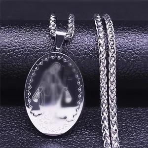 Macro del medaglione ovale della Vergine Maria in argento con catena a fune su pelle nera