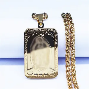 Dettaglio ravvicinato di una medaglia quadrata della Vergine Maria in oro con catena