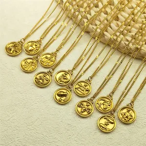 Détails de douze colliers à pendentifs ronds dorés gravés des signes du zodiaque en relief