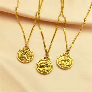Collier en acier inoxydable doré avec pendentif zodiaque sur tissu satiné champagne
