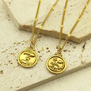 Détail macro de pendentifs zodiaque dorés sur chaînes en acier avec accents étoilés