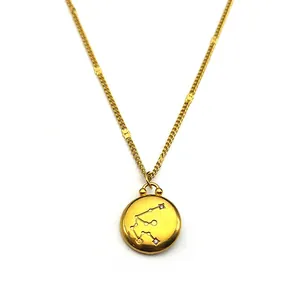 Détail macro du pendentif zodiaque Verseau doré avec petites pierres en cristal blanc
