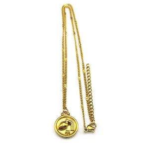 Détail du pendentif Verseau doré avec fermoir mousqueton sur une chaîne cubaine stylée