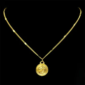 Gros plan détaillé du pendentif signe Verseau sur collier en maille gourmette dorée