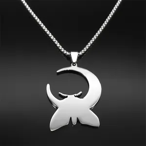 Collier en acier inoxydable avec pendentif lune et papillon sur une chaîne vénitienne
