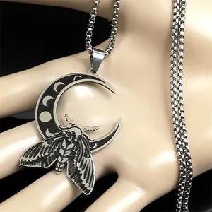 Collier croissant de lune et papillon gothique en acier avec chaîne maille