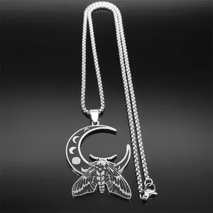 Pendentif papillon lune gothique argenté avec chaîne à billes sur fond noir poli