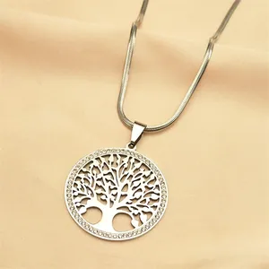 Détail du pendentif arbre de vie argenté avec halo de cristaux sur fond de satin doux