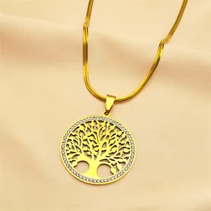 Détail du pendentif arbre de vie doré avec zircons et chaîne serpent sur soie