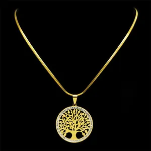 Collier pendentif arbre de vie doré avec cristaux sur chaîne serpent, fond noir élégant