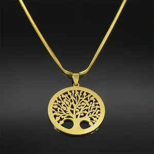 Détail du pendentif arbre de vie doré avec design ajouré sur une chaîne serpent