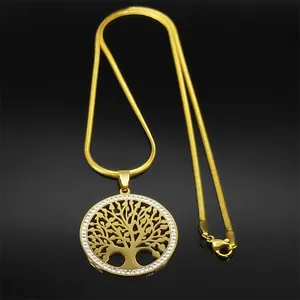 Détail du pendentif Arbre de Vie doré avec bordure en cristal et chaîne serpent