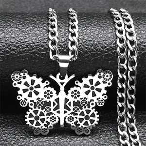 Vue macro d'un pendentif papillon steampunk avec engrenages sur chaîne gourmette