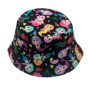 Détail d'un bob noir avec motifs colorés de sirènes et d'éléments marins animés