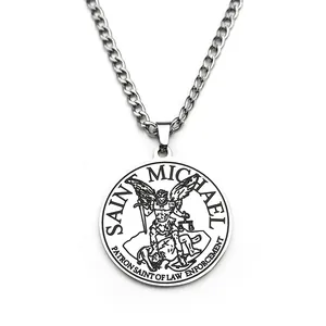 Collar con colgante del Arcángel San Miguel en acero inoxidable pulido sobre fondo blanco