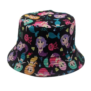 Détail du chapeau cloche noir pour enfants avec motifs sirène et vie marine
